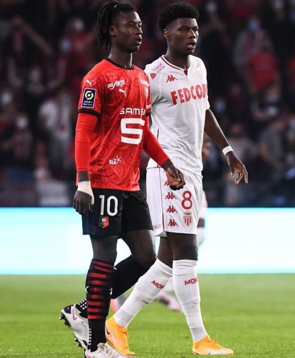 AdriRM33's tweet photo. Siendo franceses y teniendo cada uno de ellos una oferta multimillonaria del PSG, Camavinga y Tchouaméni han elegido jugar en el Real Madrid.

Hay que quererlos. 🤍 https://t.co/5HSzoMidqQ