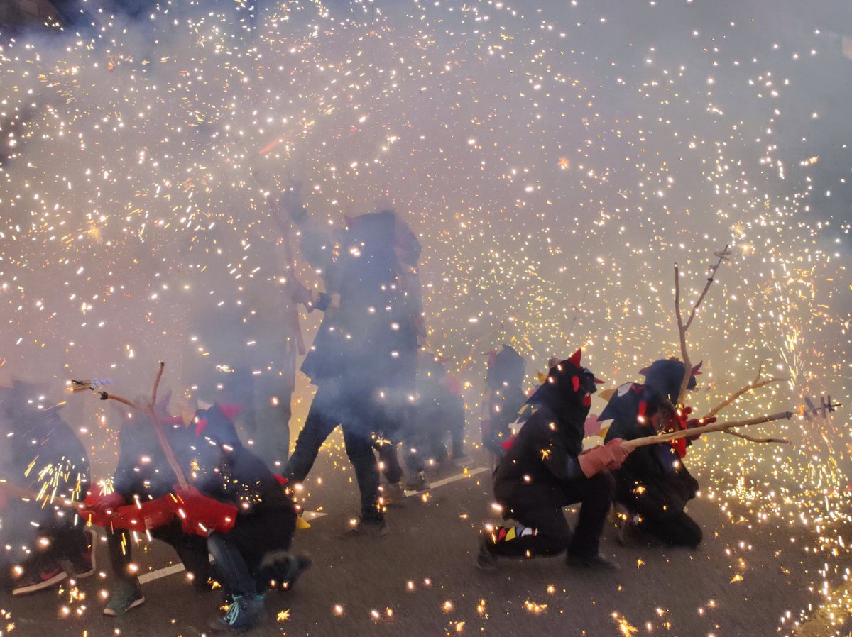 angelstomasgonz's tweet photo. #FMElColl  2on cap de setmana de festa major. Avui l'Atzaries ha pujat a la muntanya al correfoc amb la Malefica, els escuats, la Vella de Gràcia i el Gaudiamus. Foc i mes 🔥.
Despres barraques a la Creueta. Anem tornant a la normalitat. Festa compartida amb @carreracristina 👏 https://t.co/dU1TQm62Dd