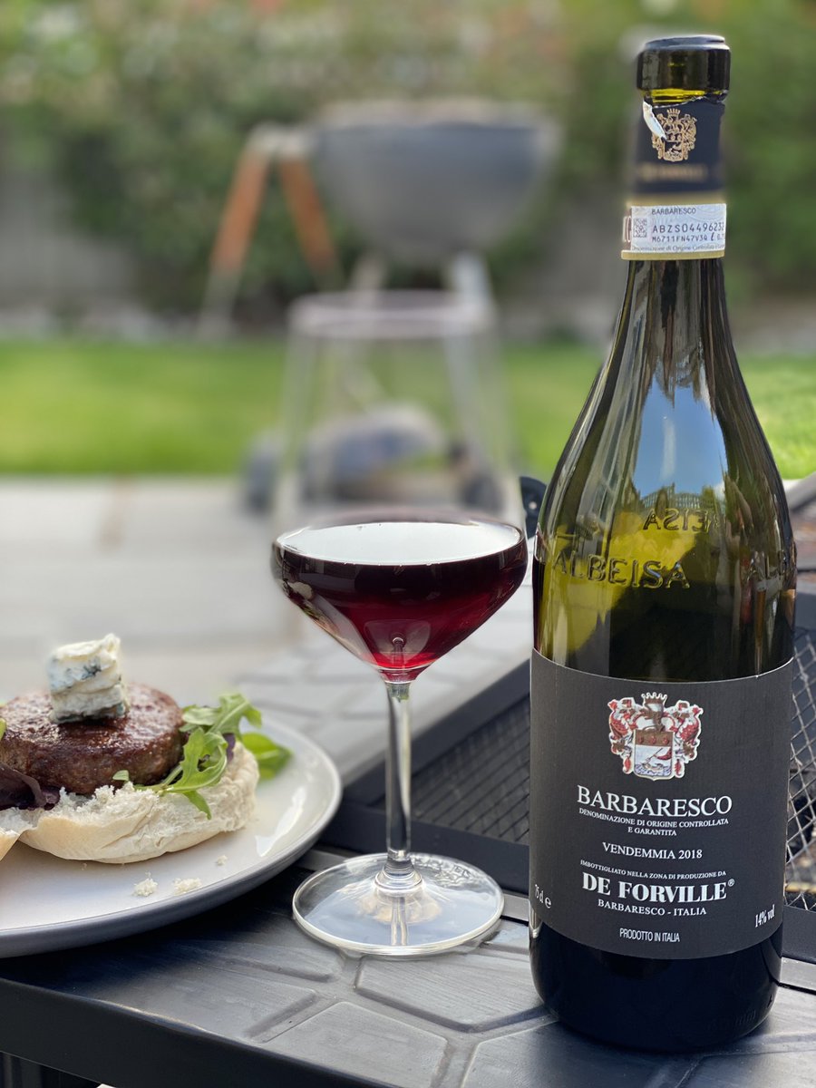 Nottswineschool's tweet image. A little BBQ and Barbaresco this evening. Vintage cheddar Burgers with a Dolcelatte topping. And some salad leaves to make me feel better about myself 🙄

 #bbq #hightannin #dolcelatte #barbaresco #wsetleftovers #wine #winelovers #summerevenings #wineandfriends