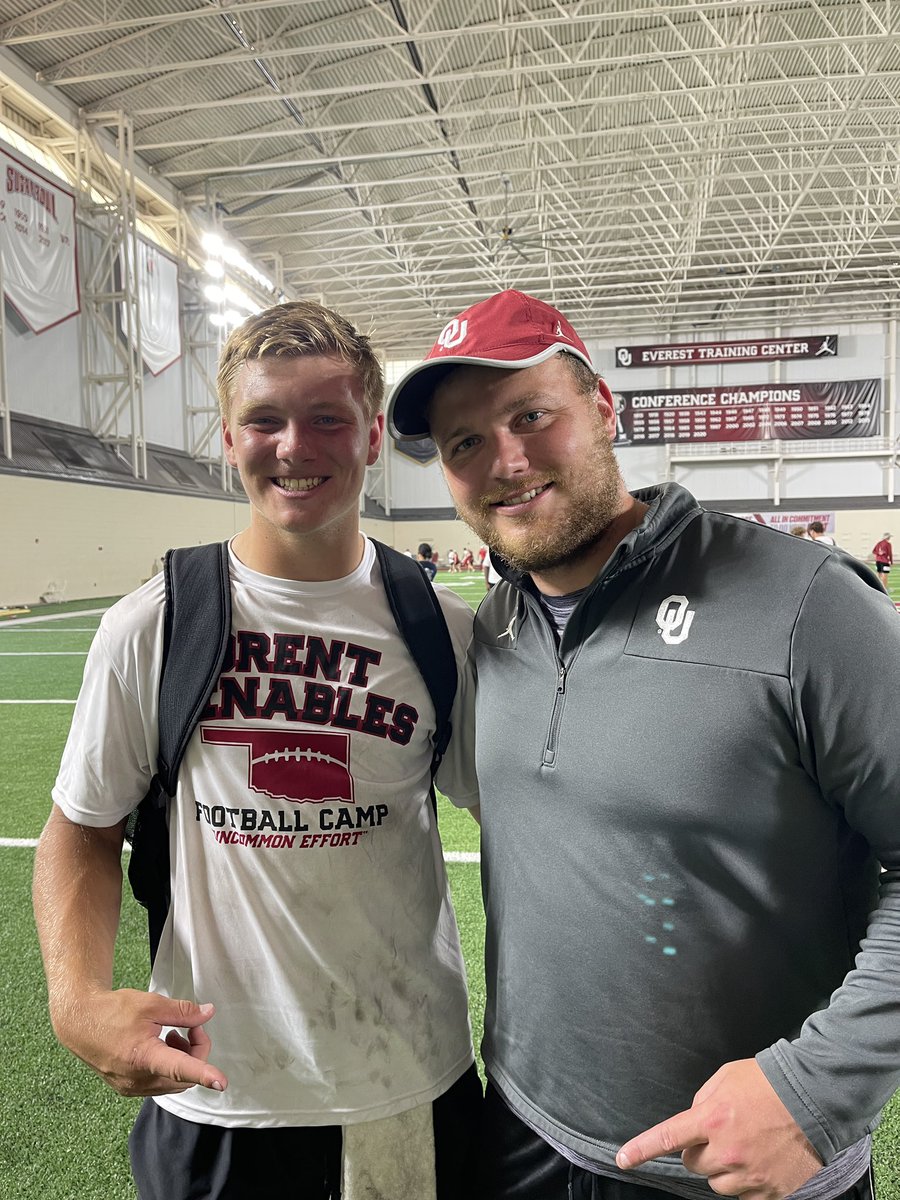 All smiles after the <a href="/OU_Football/">Oklahoma Football</a> camp today 😁. Great instruction and feedback from @HolecekYourself. 
<a href="/RoundRockFB/">Round Rock Football</a> <a href="/CoachVenables/">Brent Venables</a> <a href="/JR_Sandlin/">Coach J.R. Sandlin</a> <a href="/Coach_Leb/">Jeff Lebby</a>