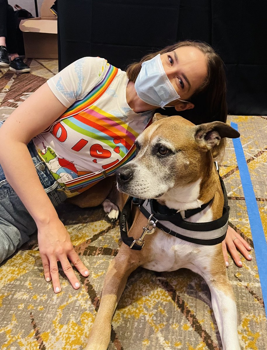 SirRedkin3's tweet photo. Best part of any Earp con: Snuggle parties with Mel 🥰❤️ @MelanieScrofano #EDE2022 https://t.co/DScRsMvXye