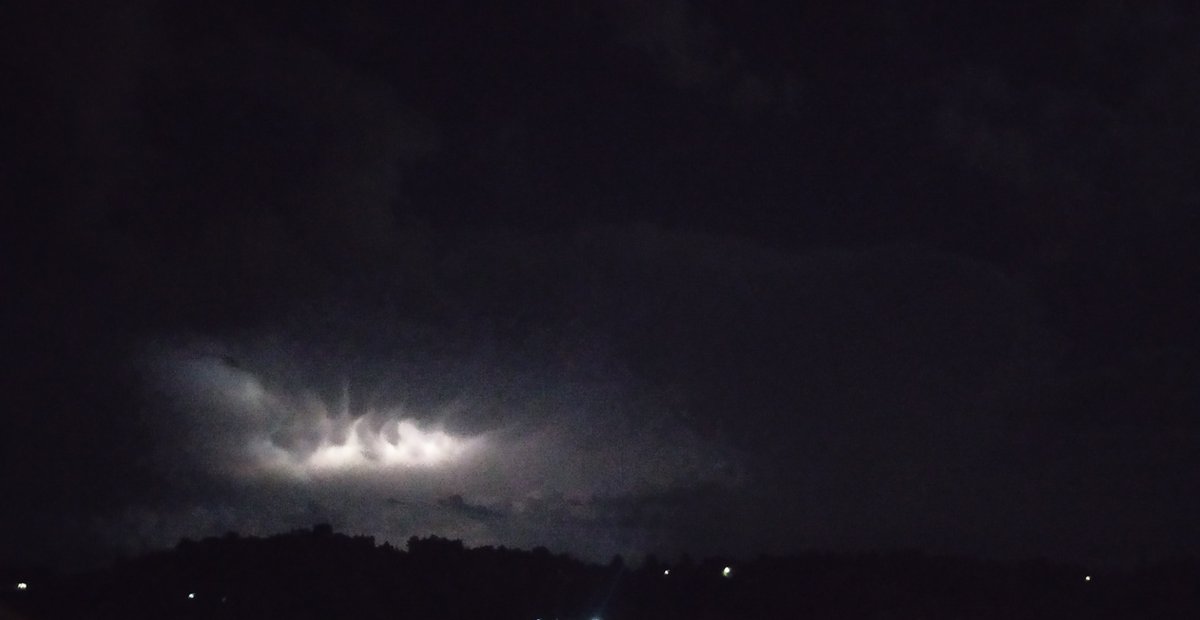 UolFree's tweet photo. Ao lonxe, #relampos , #alustros ⚡🌩️ #raios https://t.co/fOO1uIjGg4