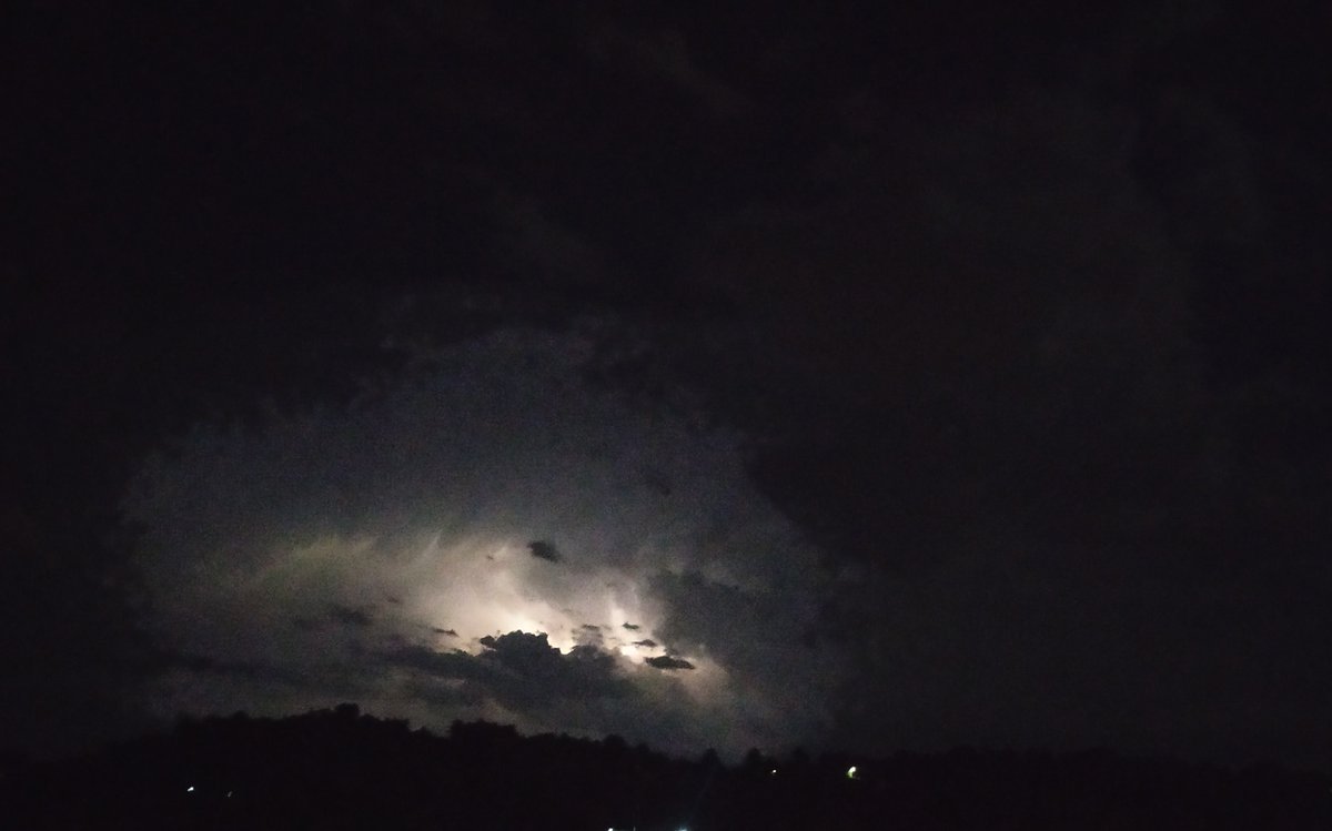 UolFree's tweet photo. Ao lonxe, #relampos , #alustros ⚡🌩️ #raios https://t.co/fOO1uIjGg4