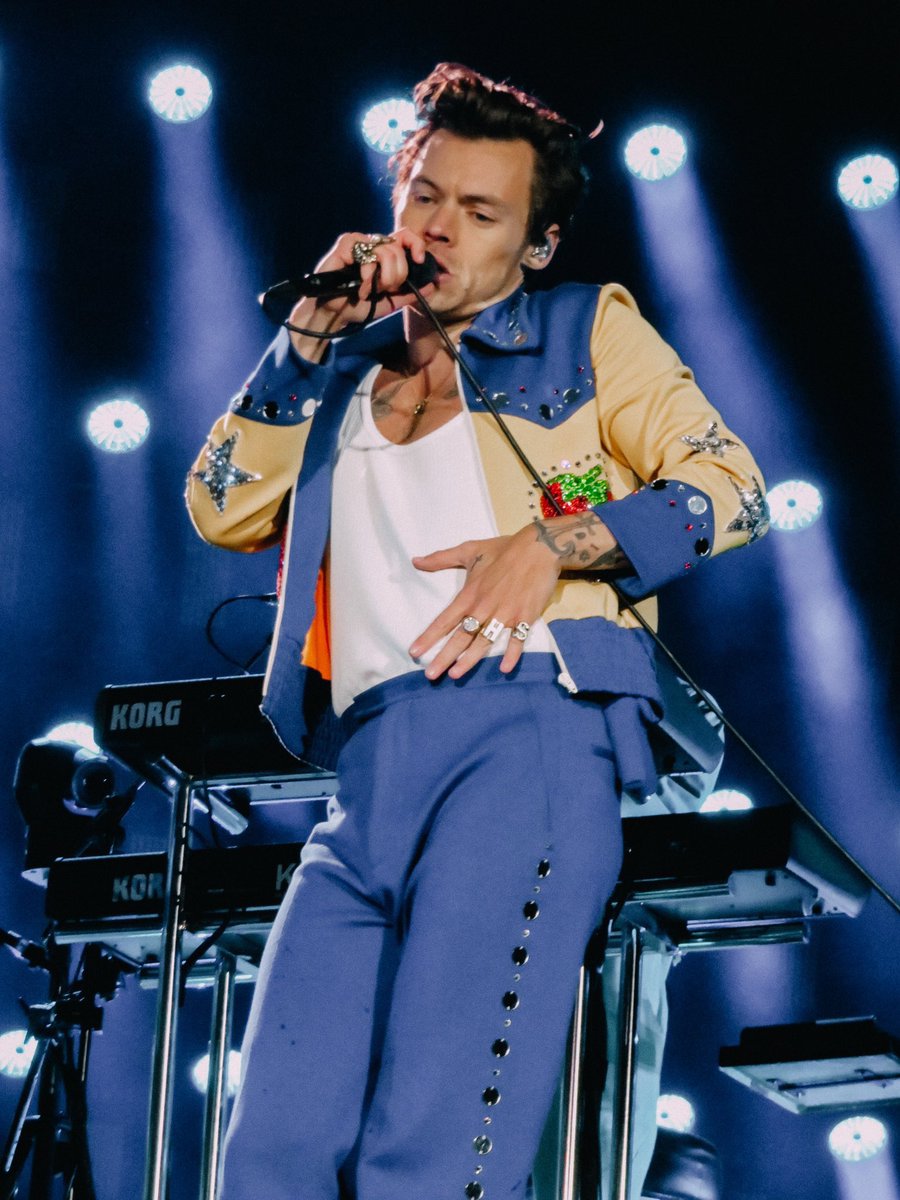 harrysbrasil's tweet image. 📸 Um pouco mais do Harry durante o show dessa noite 💙
#LoveOnTourGlasgow

Via @ lifewithlaurel