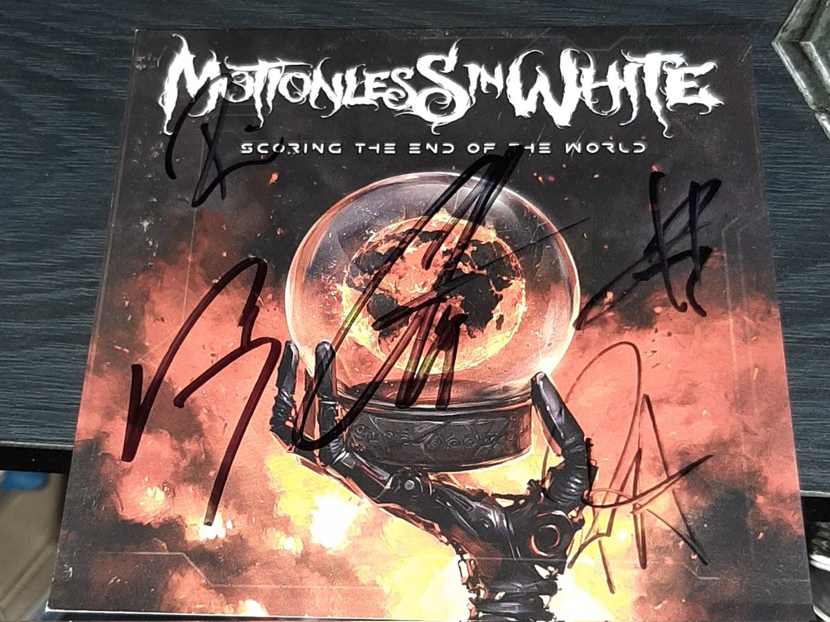 TimmyPWRgamer's tweet photo. Pretty sweet band autograph! Thanks, @MIWband @ChrisMotionless! The album is awesome! #motionlessinwhite #ScoringTheEndOfTheWorld #metalcore #bands #DOOM #bleagh #music #autograph #metal https://t.co/9iE80yvTXc