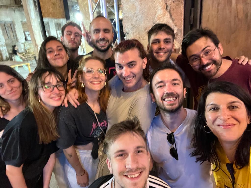 Life goals de Kubbo:

Hacer una jota segoviana versión electrónica dubstep con un inserto de Ave María de Bisbal y 6 percus en directo + sesión de DJ que incluya "Cuando zarpa el amor" de Camela en el #Imperdible_05 de <a href="/Cotec_Innova/">Fundación Cotec</a>: ✅

¡Gracias <a href="/SManueco/">Susana Mañueco</a> y equipo 🤍!