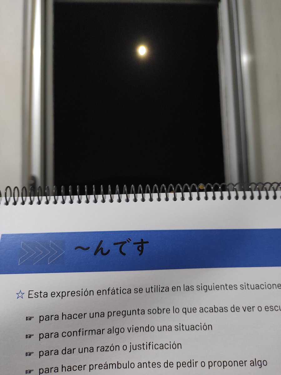 Mirandadepicas's tweet photo. Estudiando a la luz de la luna 🌔

#Noken5 #N5 #勉強する #alallunadevalència https://t.co/rW2zEMYPV8