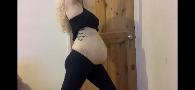 Tonight I tried my first pregnancy yoga. wish I was doing a different kind of downwards dog😉😛 I think<a href="/tag/clip"class="tags"><span>#clip</span></a>