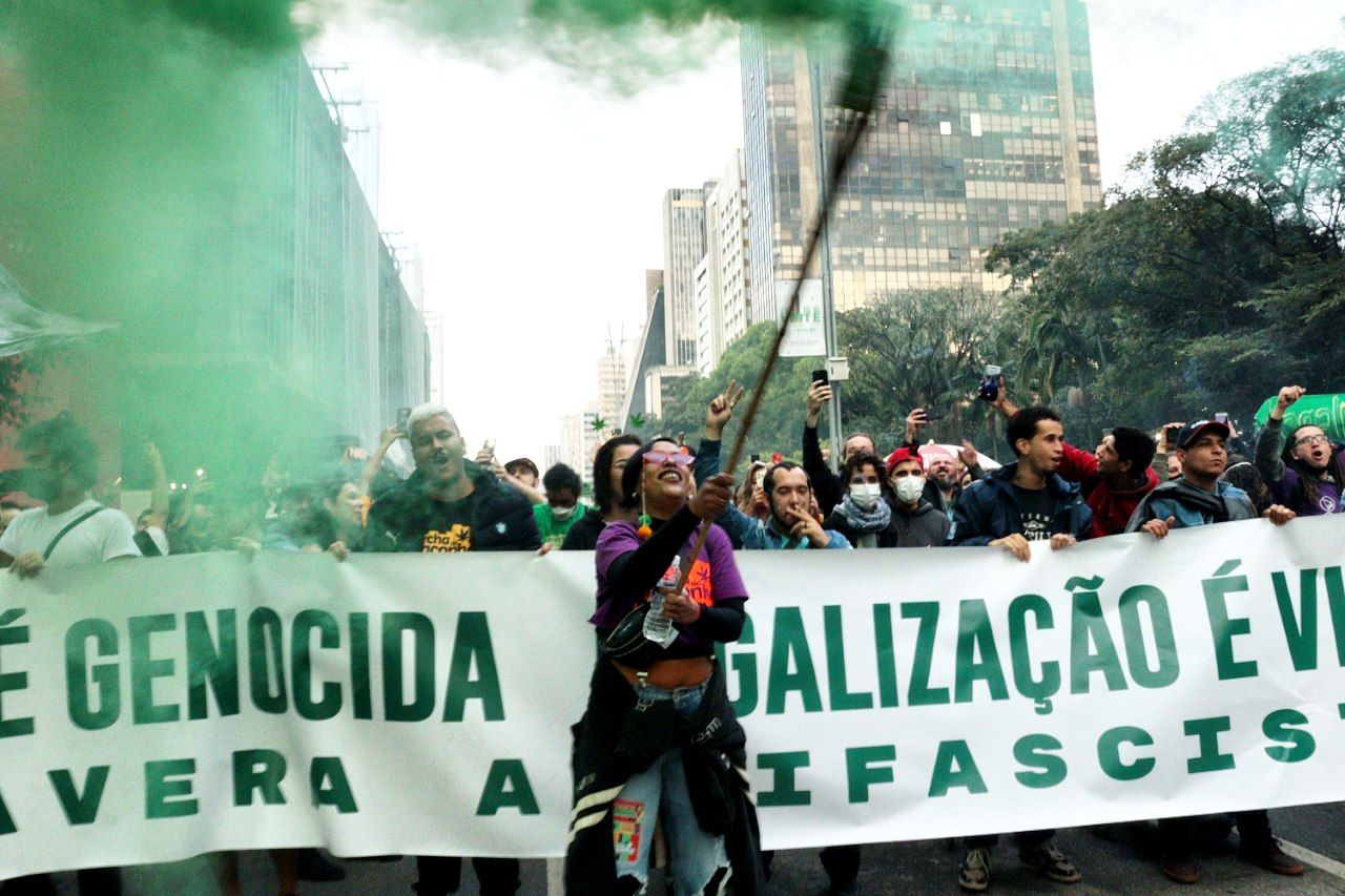  Marcha da Maconha reúne 100 mil pessoas contra a guerra às drogas em São Paulo