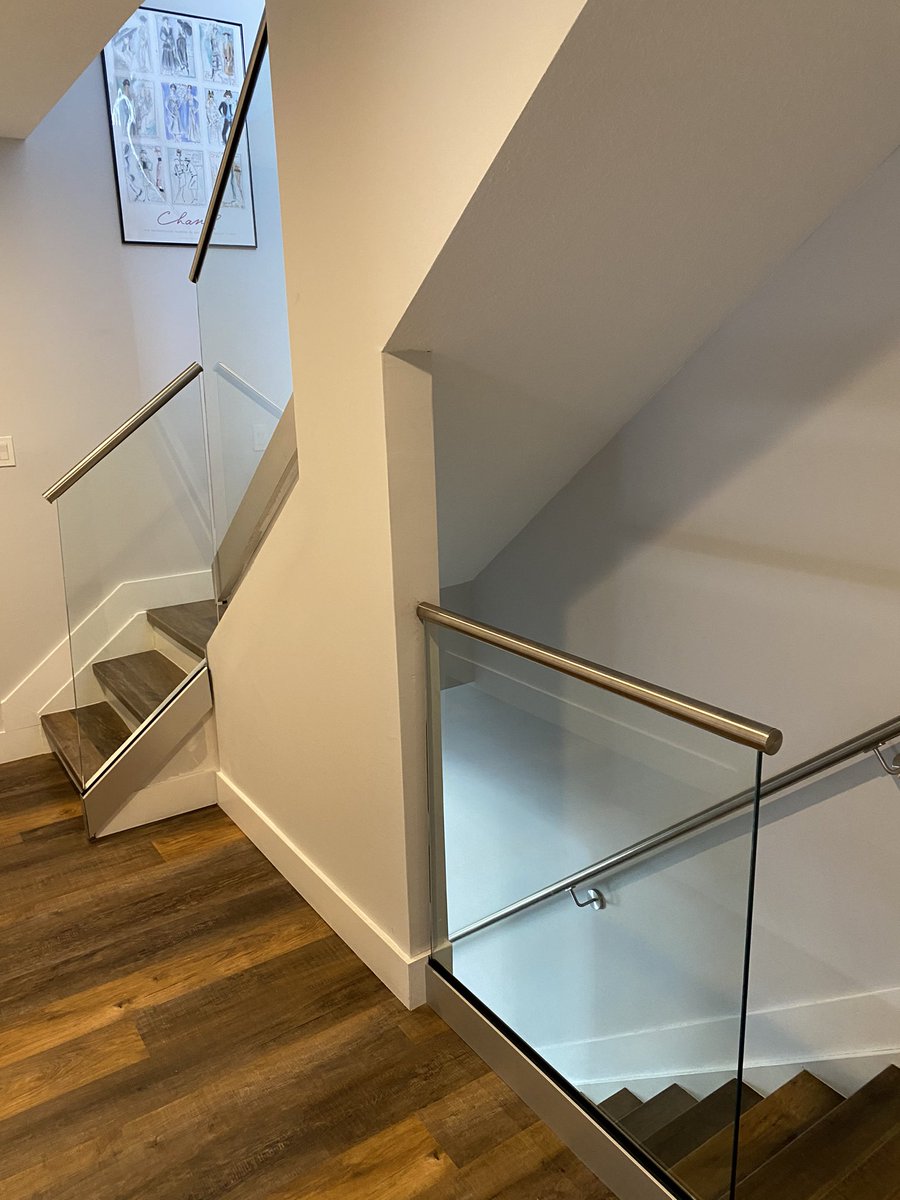 TheMcFaddenShow's tweet photo. I Love being a General Contractor 🥰🔥🛠Modern Glass Staircase with Chrome Rails 😮‍💨 https://t.co/8ttYg9GhUs