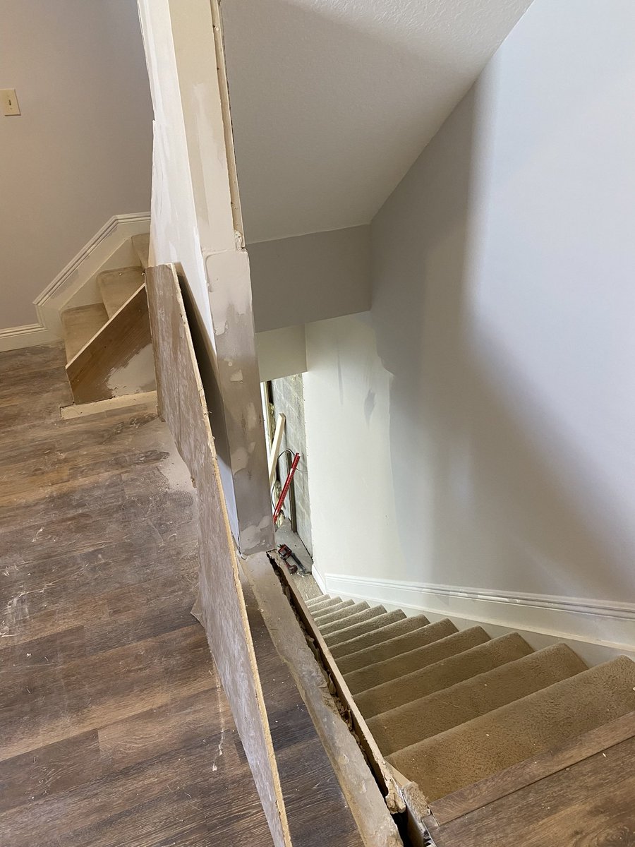 TheMcFaddenShow's tweet photo. I Love being a General Contractor 🥰🔥🛠Modern Glass Staircase with Chrome Rails 😮‍💨 https://t.co/8ttYg9GhUs