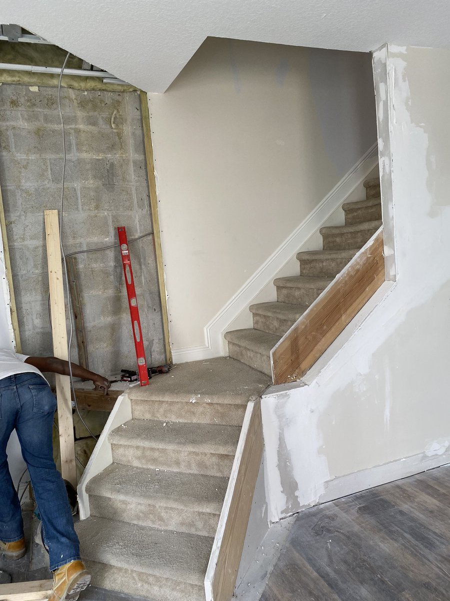 TheMcFaddenShow's tweet photo. I Love being a General Contractor 🥰🔥🛠Modern Glass Staircase with Chrome Rails 😮‍💨 https://t.co/8ttYg9GhUs