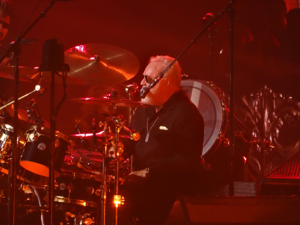 Reesmiff's tweet photo. @QueenWillRock @adamlambert 🔥🔥🔥🤘🏻🤘🏻🤘🏻🎸🎸🎸👌🏻👌🏻👌🏻 https://t.co/pSmegkATqw