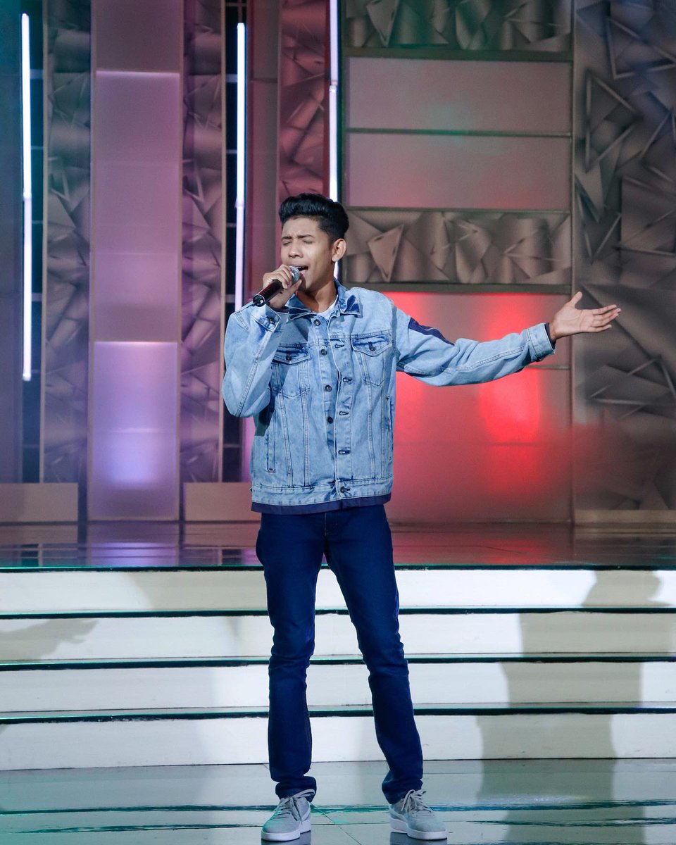 venevision's tweet photo. Hay canciones inolvidables y voces irrepetibles. #NeisonAro tiene la voz para hacer inolvidable cualquier canción 👏🏼 y como #HoyEsSábadoDe pasarla bien con #Venevision 🙌, este venezolano 🇻🇪 viene a darnos una muestra de su talento con dos temas icónicos de la música en español. https://t.co/mQjpPIj1v4