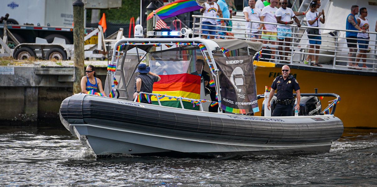 ftlauderdalepd's tweet photo. #FLPD had a great time today at @PrideFortLaud's #Floatarama Flotilla event on the New River! It was great to see everyone out there and we look forward to continuing to celebrate #PrideMonth 🏳️‍🌈

#FLPDProud #PrideFTL #LGBTQ https://t.co/2txAC51SkO
