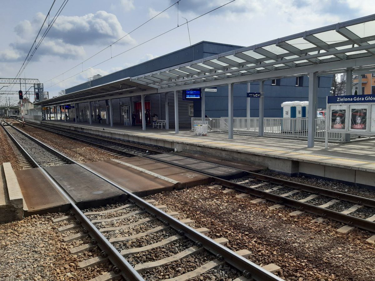 KolejDEPL's tweet image. Po 20 latach: Dzisiaj pociągi pasażerskie wracają na tory między Zieloną Górą i Guben! 🚂🎉🛤️
// Nach 20 Jahren: Ab heute wieder Personenverkehr auf der Bahnstrecke #ZielonaGóra - #Guben!
@lubuskiepl @VBB_BerlinBB @OderOdra