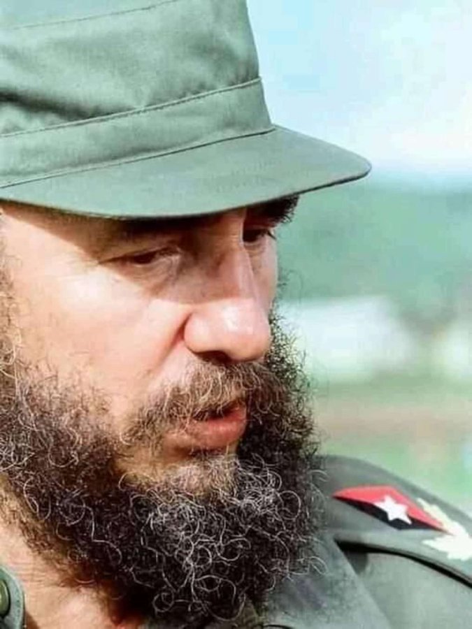 #Fidel 👉Nuestros pueblos no son enemigos. #Cuba quiere que la dejen vivir en paz para extender sus brazos de solidaridad al mundo entero. El imperio quiere otra cosa.Que vigencia!!!! #CumbreDeLosPueblos