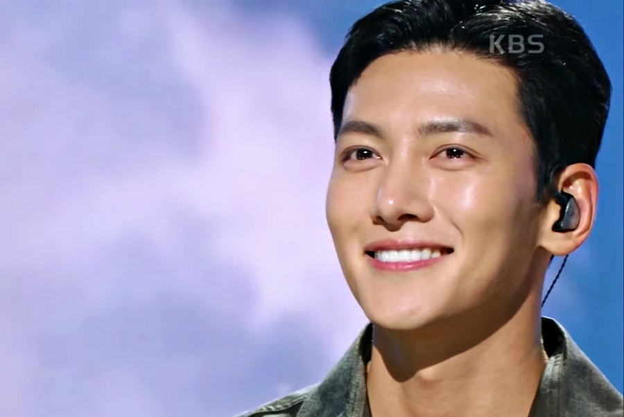 soompi's tweet photo. WATCH: #JiChangWook Blows The Crowd Away With His Singing Skills In Surprise Appearance On "Immortal Songs"
https://t.co/2fxyqwDGbJ https://t.co/tOa5V1Remm