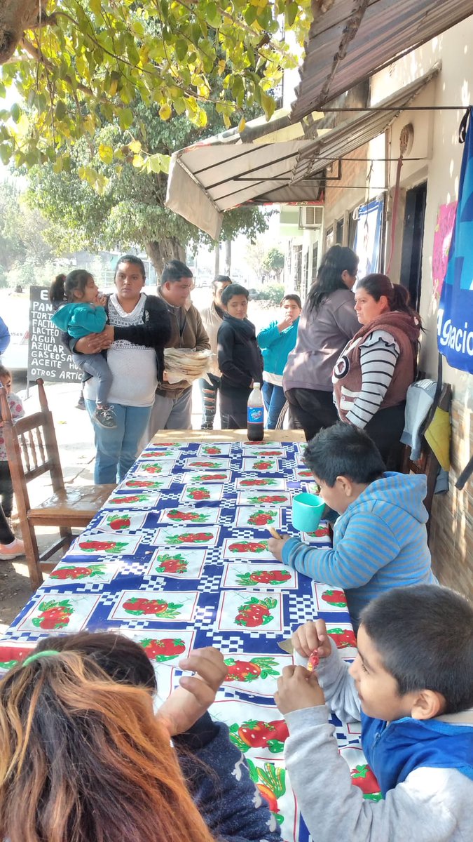 Agrup7Mayo's tweet photo. A7M-ACT N° 149: Visitamos el Merendero 7 de Mayo, compartimos c/ los niños y vecinos un riquísimo desayuno. Les brindamos los servicios de Peluquería y Panadería Comunitaria. Ayudar en tiempos difíciles es esencial para la comunidad. ✌️💙
#A7M
#NuncaMenos https://t.co/r62EMNadvl