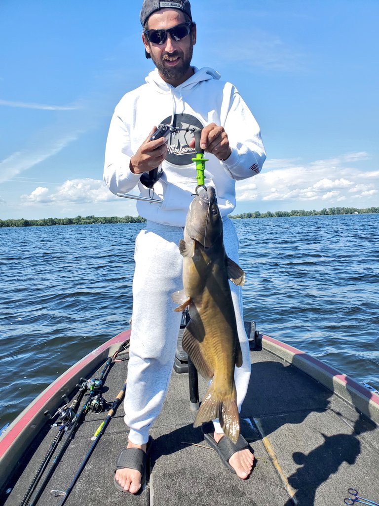 TZFishing's tweet photo. Had an awesome day on the pond.....got a livewell full of eater walleyes....got to land a handful of sheepshead....scaled one big one at 16 pounds then landed my biggest Cannel ever......Back just in time to watch the fights! https://t.co/RWsDo2DGfI