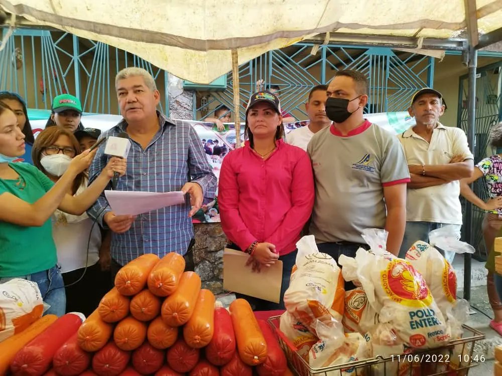 Secalimentacio1's tweet photo. #11Jun🇻🇪|Continuando con el despliegue de las Ferias del Campo Soberano en el Estado, este sábado en horas de la mañana en el Municipio San Fernando específicamente en sector barrio obrero, más de 380 familias fueron beneficiadas con una nueva jornada a través (PDVAL). https://t.co/AIvS0IfnCE