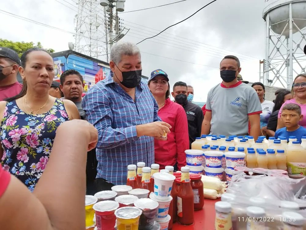 Secalimentacio1's tweet photo. #11Jun🇻🇪|Continuando con el despliegue de las Ferias del Campo Soberano en el Estado, este sábado en horas de la mañana en el Municipio San Fernando específicamente en sector barrio obrero, más de 380 familias fueron beneficiadas con una nueva jornada a través (PDVAL). https://t.co/AIvS0IfnCE