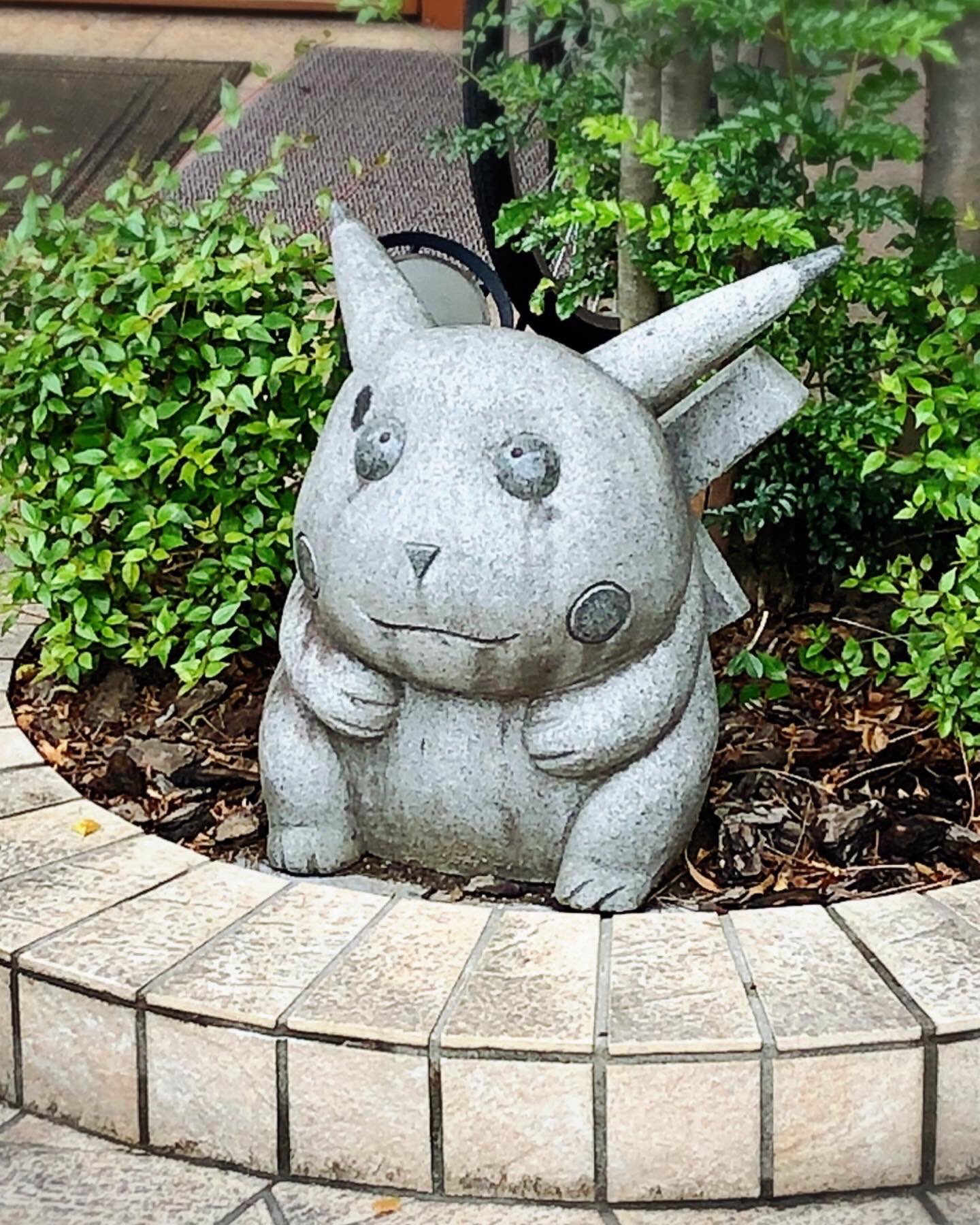 ドラえもん・ピカチュウ石像