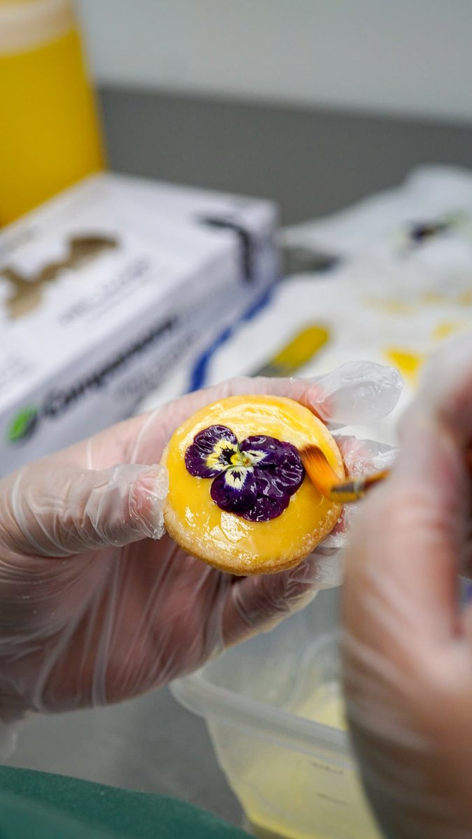 MauiCookieLab's tweet photo. Did you know that we make our own #lilikoi glaze for our Floral Shortbread #Cookies? Our glaze features fresh passion fruit that’s carefully brushed on top of a vanilla shortbread #cookie that’s finished with a beautiful flower from owner, Heidi’s backyard.  🌼✨ #mauicookielab https://t.co/9iD53P5hsK