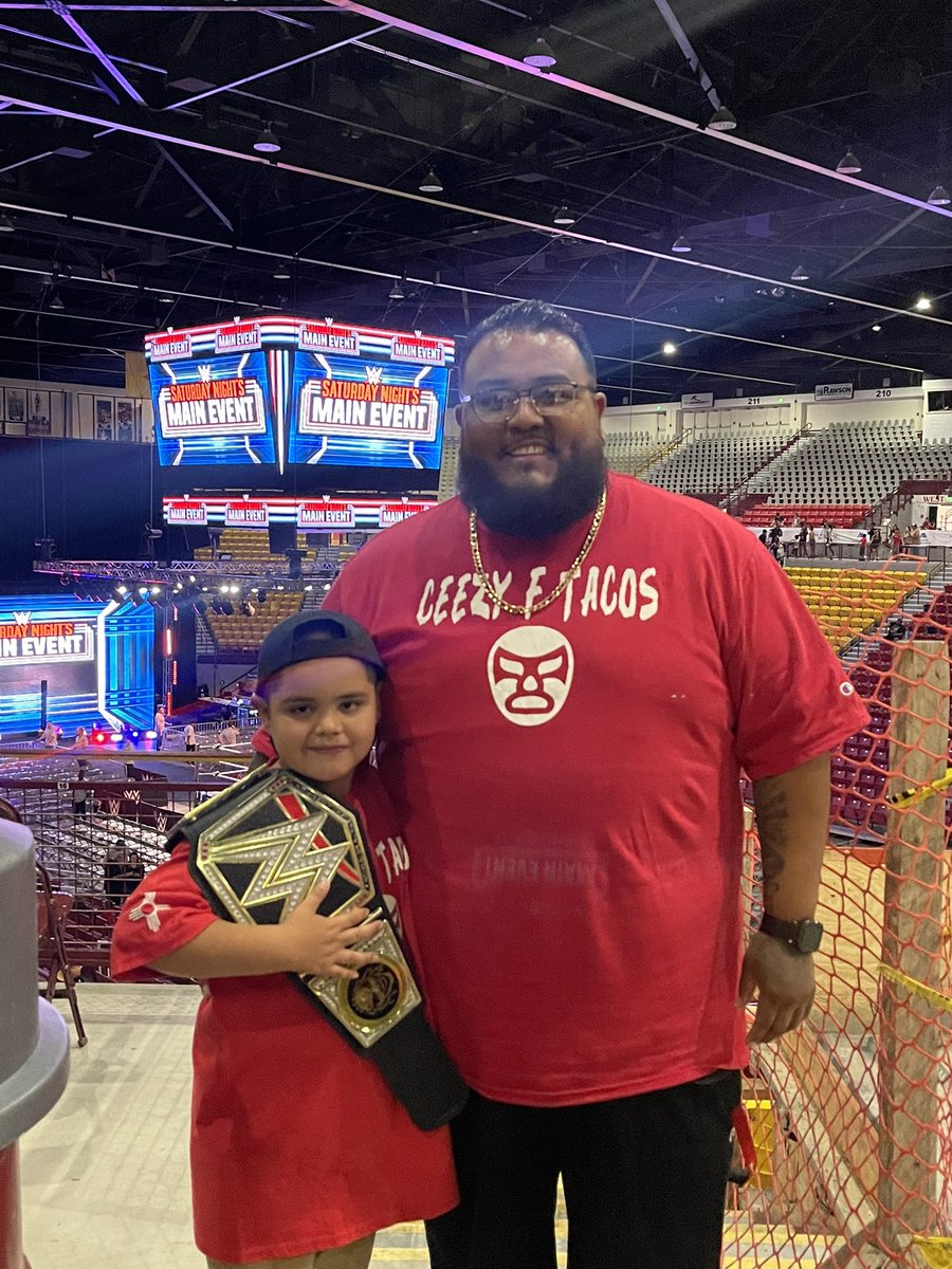 Ceezyfbaby89's tweet photo. #WWELASCRUCES @WWE https://t.co/QiDp464hgQ