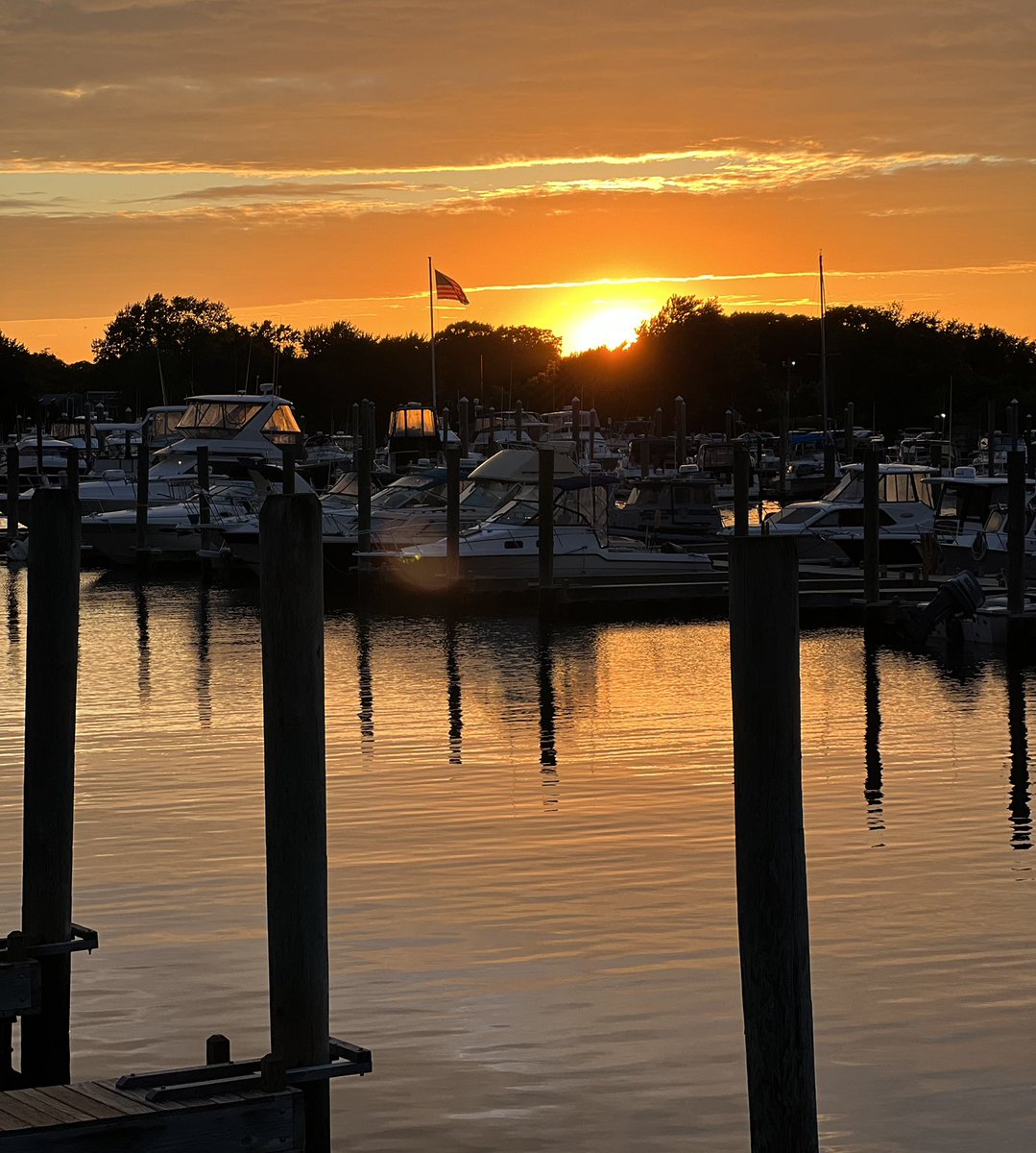 ClamHarborYC's tweet photo. Spectacular sunset 
#RhodeIsland #oceanstate https://t.co/kpcha8glxy