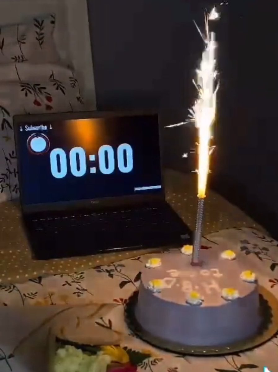 Officially 21🙈🎂
" اللهم اني استودعتك بعمري خيراً فـ اغفِر لي ما مضَى،وبآرِك لي فيما هُوَ آت ♥️"