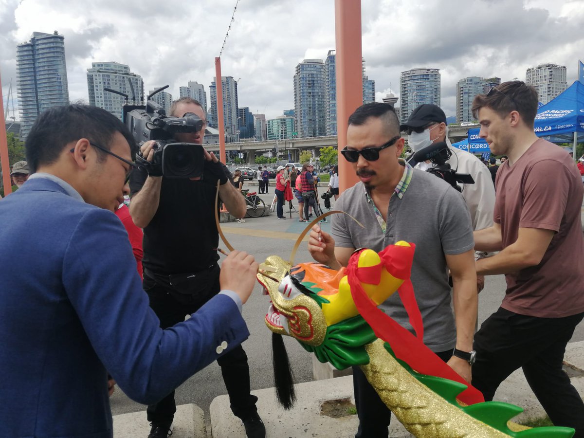 carsonting's tweet image. What an honour! The blessing of the @dragonboatbc by dotting the eyes and offering incense to the Dragon Boat Gods! So fun! Had the whole fam go and experience such a wonderful event!
#Vancouver #culture #arts #dragonboatfestival
@Chairman_Ting
@BillionBuns