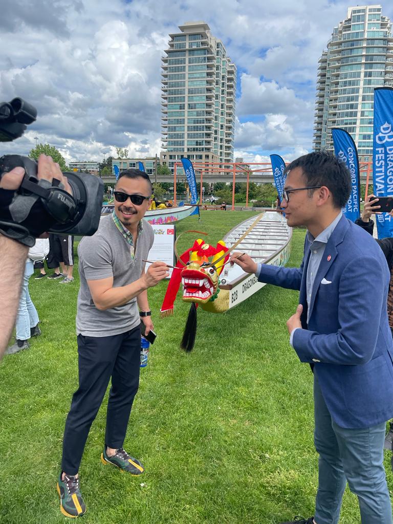 carsonting's tweet image. What an honour! The blessing of the @dragonboatbc by dotting the eyes and offering incense to the Dragon Boat Gods! So fun! Had the whole fam go and experience such a wonderful event!
#Vancouver #culture #arts #dragonboatfestival
@Chairman_Ting
@BillionBuns