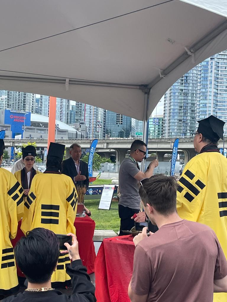 carsonting's tweet image. What an honour! The blessing of the @dragonboatbc by dotting the eyes and offering incense to the Dragon Boat Gods! So fun! Had the whole fam go and experience such a wonderful event!
#Vancouver #culture #arts #dragonboatfestival
@Chairman_Ting
@BillionBuns