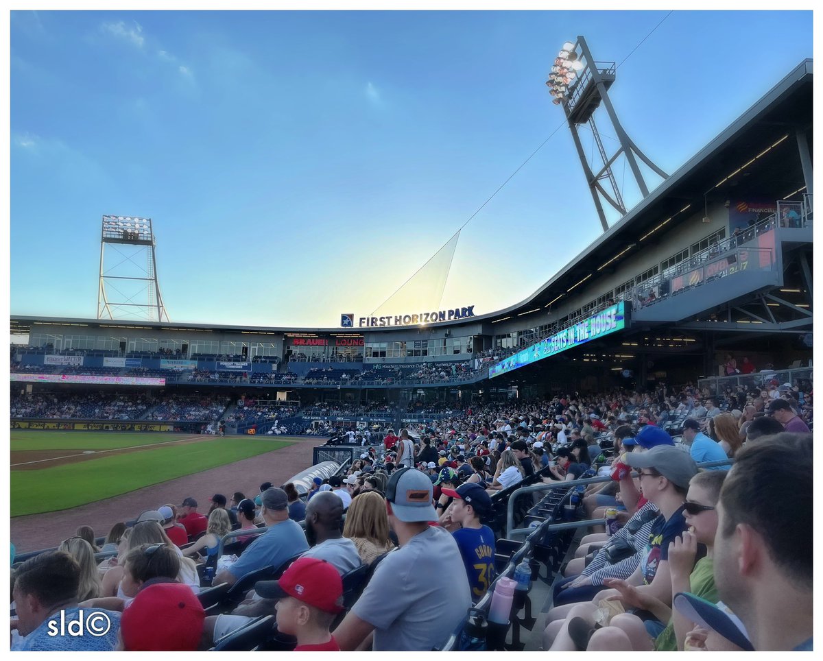 StevenDycus's tweet photo. @nashvillesounds Big crowd tonight in Hit City — as the sun dips below the @FirstHorizonPrk stadium roof. #MusicCity #HitCity @visitmusiccity https://t.co/xQpjbmkikt