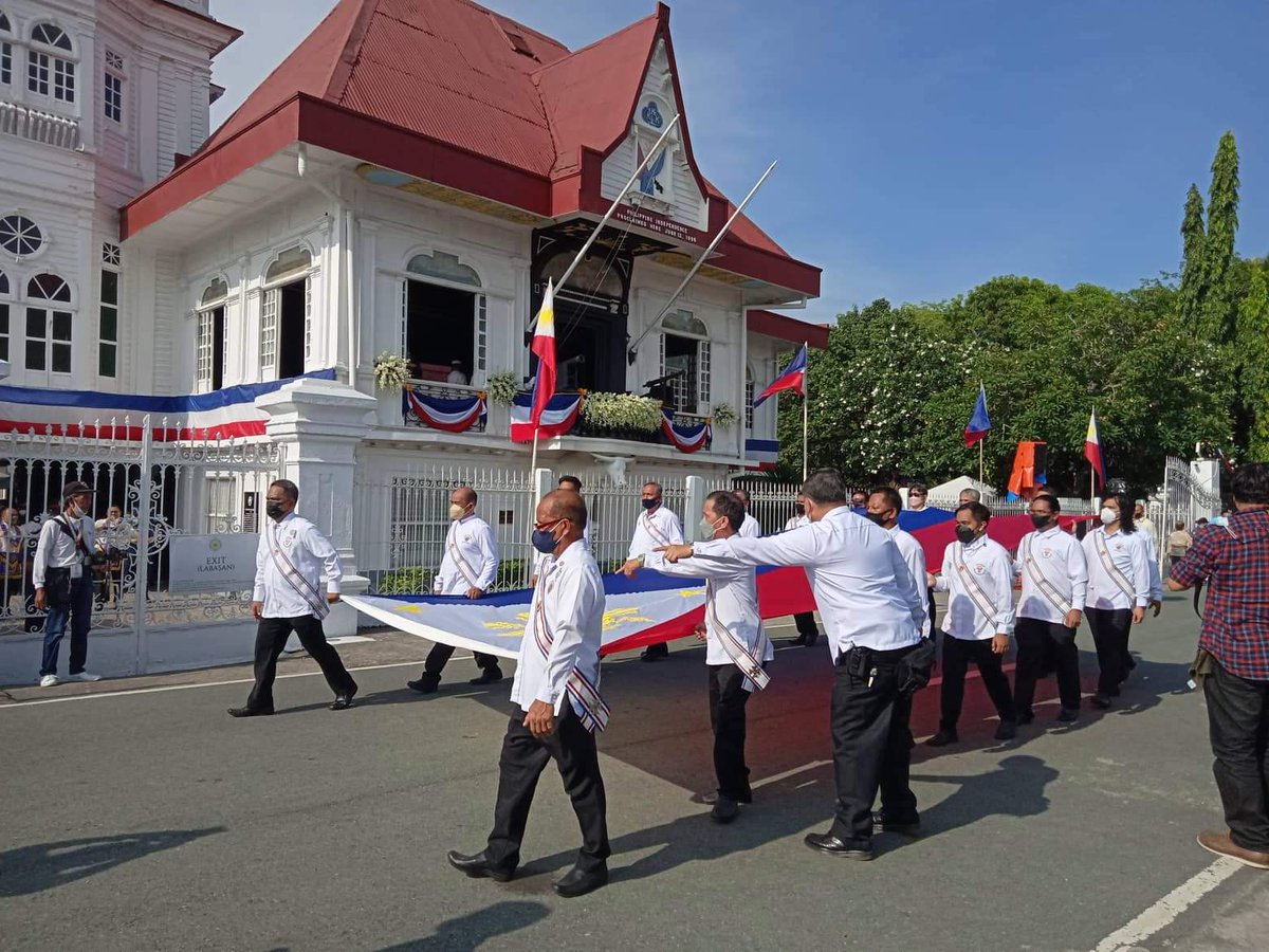 JedHarme's tweet photo. TINGNAN: Nagkaroon ng Socio-civic parade sa Kawit, Cavite bago ang pormal na pagsisimula ng programa sa ng ika-124 na anibersaryo ng Proklamasyon ng Araw ng Kalayaan ng Pilipinas ngayong araw.

📸 Jimwell Aquino https://t.co/vB1Dv0NxxJ
