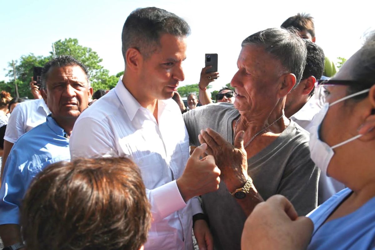 alejandromurat's tweet photo. Oaxaca es un estado que prioriza la conectividad, pues, un estado conectado es uno de progreso, calidad de vida y orden; acompañamos al Pdte. @lopezobrador_ a supervisar las vías férreas perteneciente a la magna obra del Corredor Interoceánico del Istmo. https://t.co/qcJC5wbgDT