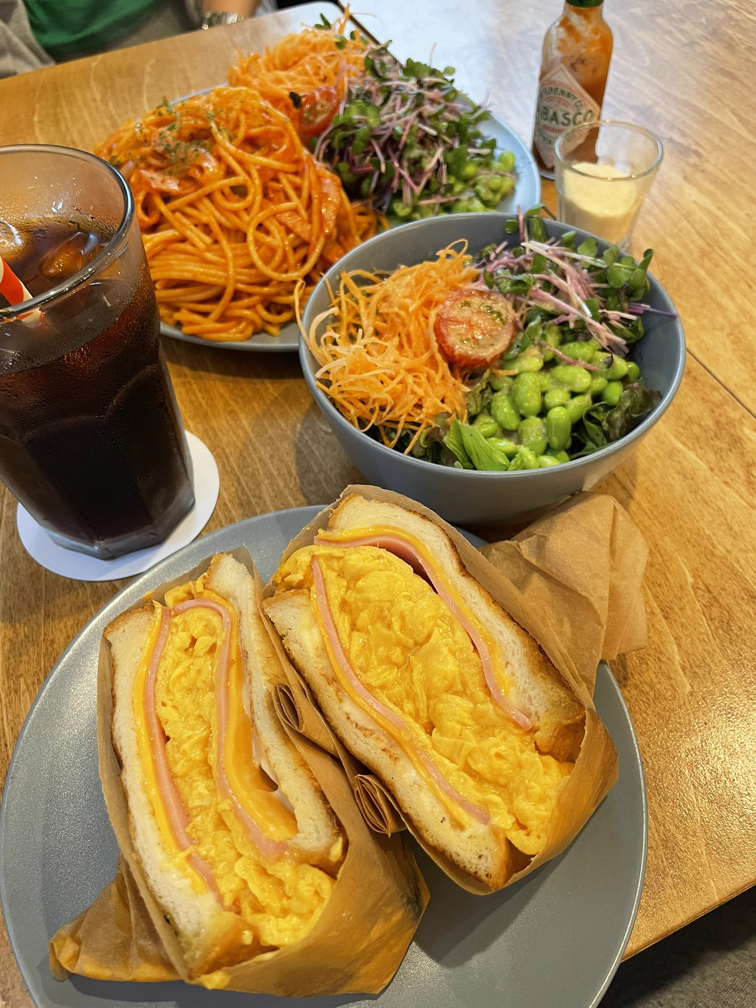 昨日の夜
ツイート見たら食べたくなって
結局来ちゃった😅
いつもはオムライスなんだけど
久しぶりにオムレツサンドの
ハムチーズを選択
ナポリタン🍝はコレで普通盛り
も〜お腹いっぱい😋  