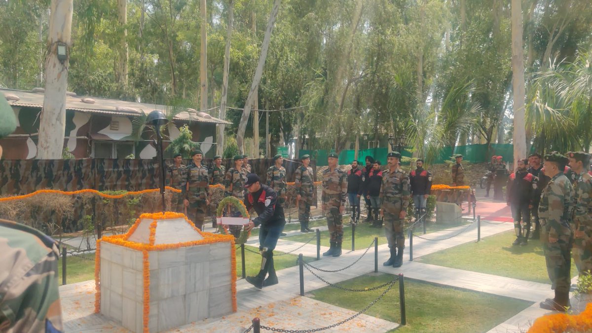 Whiteknight_IA's tweet photo. #VeerSmritiYatra
#WhiteKnight50
Day 5
#WhiteKnightRiders laid Wreath at #GuardiansOfLC #Pallanwala. The riders paid #homage to #bravehearts & also interacted with #Veterans.
#AmritMahotsav
@NorthernComd_IA
@adgpi https://t.co/iGh6G1k0Lw