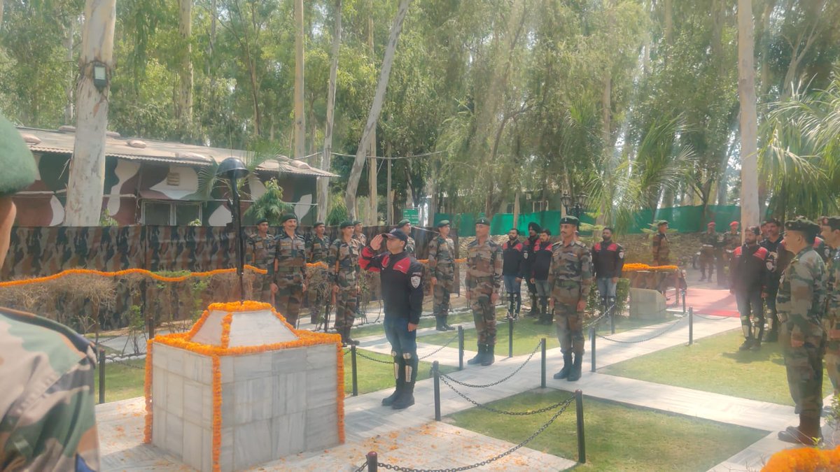 Whiteknight_IA's tweet photo. #VeerSmritiYatra
#WhiteKnight50
Day 5
#WhiteKnightRiders laid Wreath at #GuardiansOfLC #Pallanwala. The riders paid #homage to #bravehearts & also interacted with #Veterans.
#AmritMahotsav
@NorthernComd_IA
@adgpi https://t.co/iGh6G1k0Lw