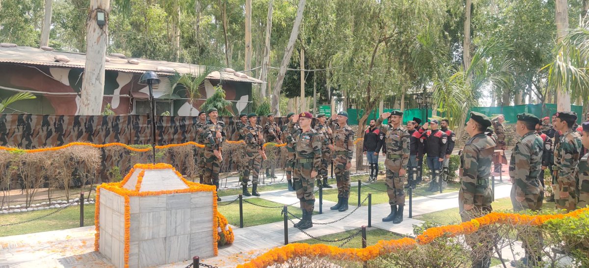 Whiteknight_IA's tweet photo. #VeerSmritiYatra
#WhiteKnight50
Day 5
#WhiteKnightRiders laid Wreath at #GuardiansOfLC #Pallanwala. The riders paid #homage to #bravehearts & also interacted with #Veterans.
#AmritMahotsav
@NorthernComd_IA
@adgpi https://t.co/iGh6G1k0Lw