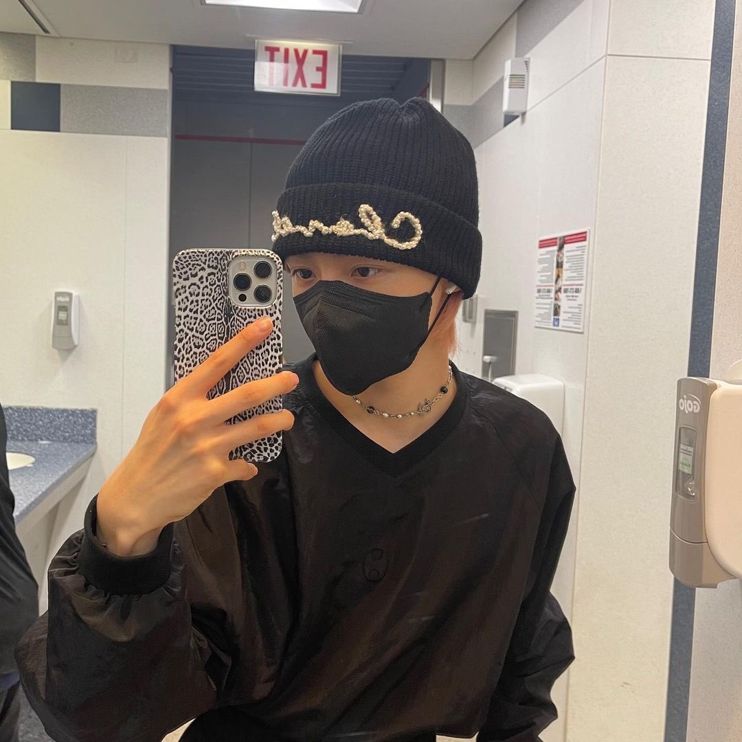 channeechoi's tweet photo. Touchdown, Newark! My intrusive thoughts have lead me to mark my arrival here by capturing some pictures as soon as we were landed; spreading the happy news all around. With black on black from head to toe, I also found my very own comfort in the simplest vogue I could wear. https://t.co/ECXDGle1iI