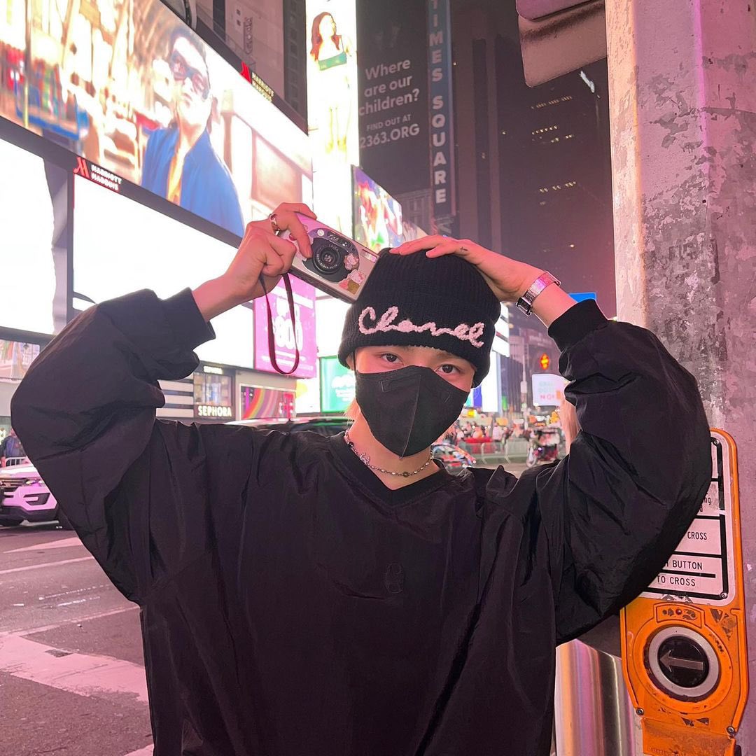 channeechoi's tweet photo. Residing as a tiny creature in the middle of the bustling skyscrapers at night never sounded like an ill notion for one passionate lifelogger like me at all. In fact, I would love to experience this leisure walk down the Times Square all over again if I were given the chance to! https://t.co/x6NGmkjhWe