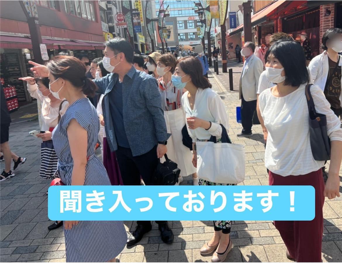 narerukai's tweet photo. 【成れる会全国合宿IN東京〜アメ横🍭〜】
成れる会の特別講師である広岡先生が
通学路に通っていたとのことで、アメ横について以前との違いなどもお聞きできました。
アメ横には同じ業種のお店も多く点在しますがそれは何故？

老舗から新しいお店まで。
変化を見せるアメ横でした。

#マーケティング https://t.co/VeUoPpPY4l
