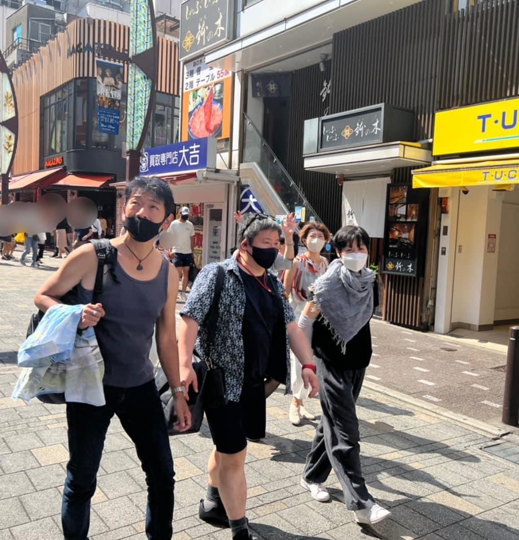 narerukai's tweet photo. 【成れる会全国合宿IN東京〜アメ横🍭〜】
成れる会の特別講師である広岡先生が
通学路に通っていたとのことで、アメ横について以前との違いなどもお聞きできました。
アメ横には同じ業種のお店も多く点在しますがそれは何故？

老舗から新しいお店まで。
変化を見せるアメ横でした。

#マーケティング https://t.co/VeUoPpPY4l