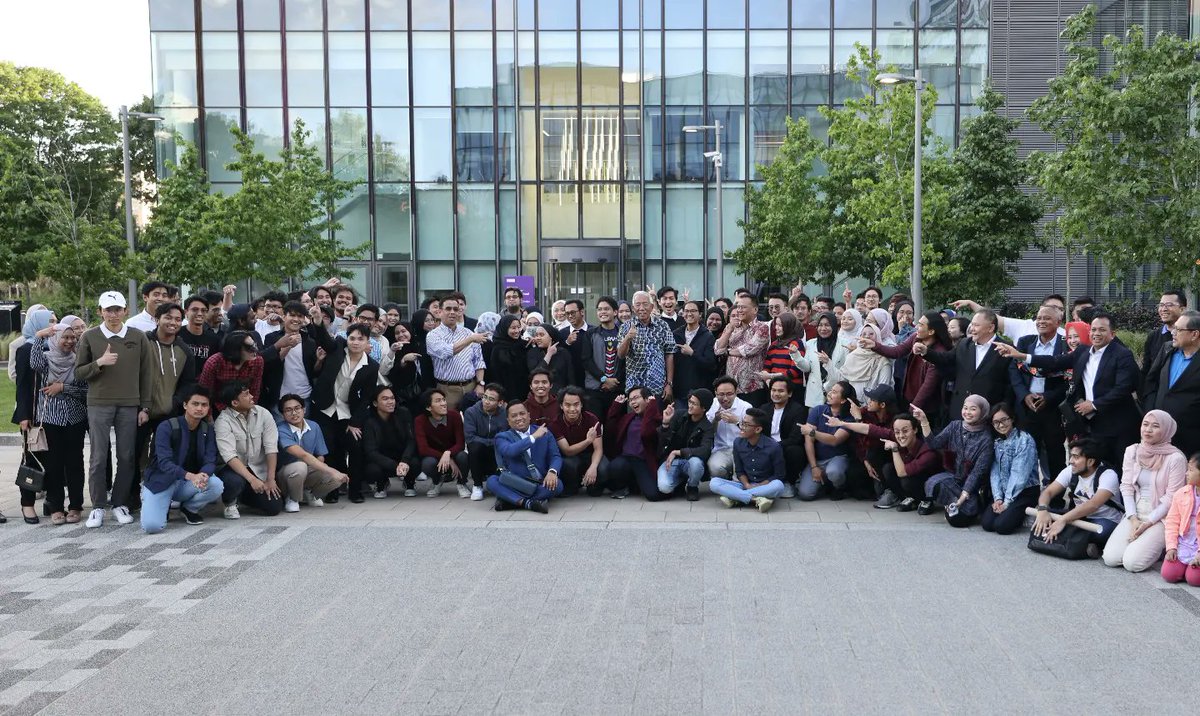 MahdzirKhalid's tweet photo. Bertemu anak-anak pelajar Malaysia dalam program Bicara Santai Pelajar Tajaan MARA Bersama Menteri Pembangunan Luar Bandar di Manchester hari ini. (1/3)

#KeluargaMalaysia #luarbandarsejahtera 
#TokDet #BekerjaBersamaRakyat https://t.co/C7KoQen4Vv
