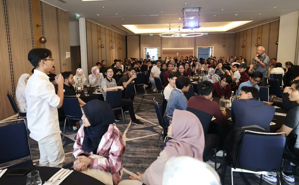 MahdzirKhalid's tweet photo. Bertemu anak-anak pelajar Malaysia dalam program Bicara Santai Pelajar Tajaan MARA Bersama Menteri Pembangunan Luar Bandar di Manchester hari ini. (1/3)

#KeluargaMalaysia #luarbandarsejahtera 
#TokDet #BekerjaBersamaRakyat https://t.co/C7KoQen4Vv