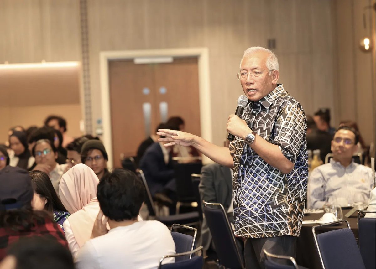 MahdzirKhalid's tweet photo. Bertemu anak-anak pelajar Malaysia dalam program Bicara Santai Pelajar Tajaan MARA Bersama Menteri Pembangunan Luar Bandar di Manchester hari ini. (1/3)

#KeluargaMalaysia #luarbandarsejahtera 
#TokDet #BekerjaBersamaRakyat https://t.co/C7KoQen4Vv