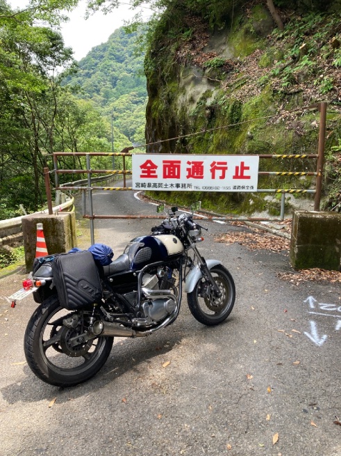 vndn34g's tweet photo. R265で霧島を目指すも通行止めで断念、小林市まで行けず
予備ルートも通行止めって…
4DNが燃費良くて良かった、足の短いバイクだったら電波圏外の山の中で詰んでた
#4DN #R265 #通行止め https://t.co/lBC5EMeV9J