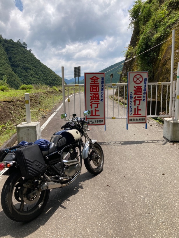 vndn34g's tweet photo. R265で霧島を目指すも通行止めで断念、小林市まで行けず
予備ルートも通行止めって…
4DNが燃費良くて良かった、足の短いバイクだったら電波圏外の山の中で詰んでた
#4DN #R265 #通行止め https://t.co/lBC5EMeV9J